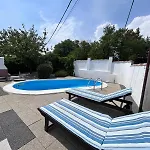 Hébergement de vacances Lucas With Pool *