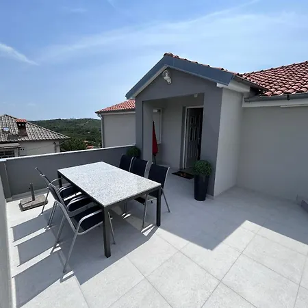 Case de vacanță Lucas With Pool