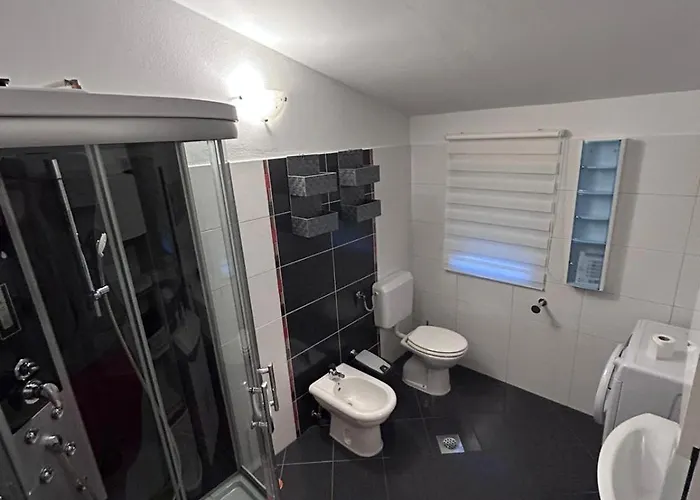 Lucas With Pool Buzdohanj