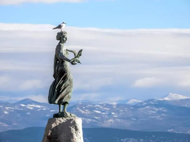 Lucas With Pool Buzdohanj