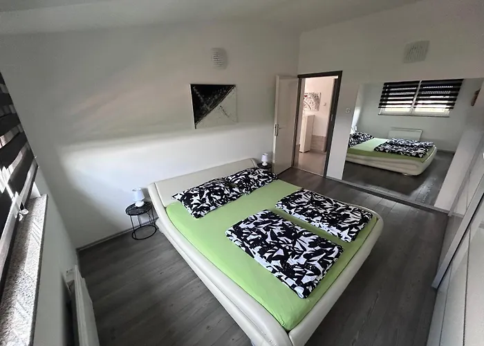 Lucas With Pool * Buzdohanj