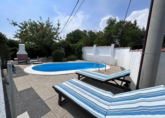 Nyaraló Lucas With Pool *