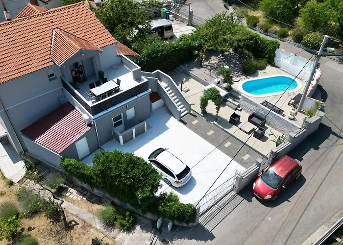 Lucas With Pool Nyaraló Buzdohanj