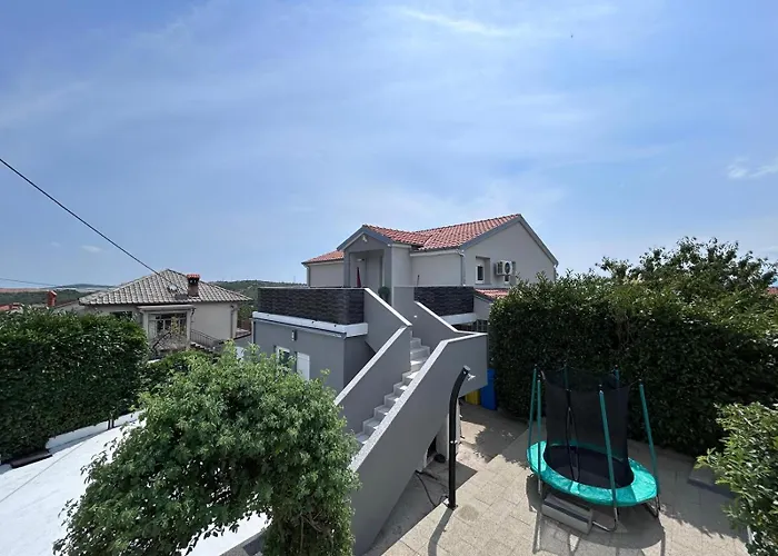 Lucas With Pool Buzdohanj