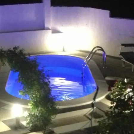 Lucas With Pool * Buzdohanj