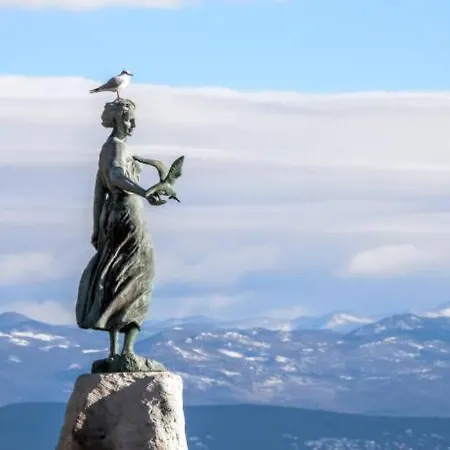 Lucas With Pool Buzdohanj