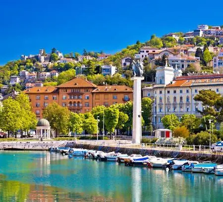 Lucas With Pool * Buzdohanj