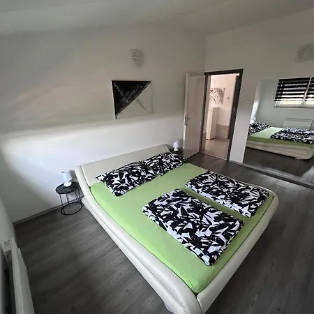 Lucas With Pool * Buzdohanj