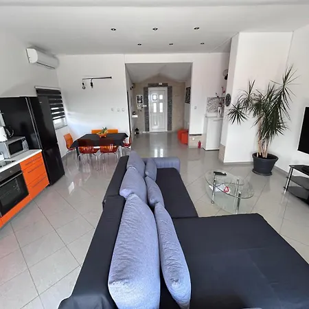 Lucas With Pool * Buzdohanj