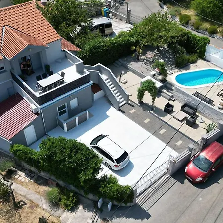 Lucas With Pool Prázdninový dům Buzdohanj