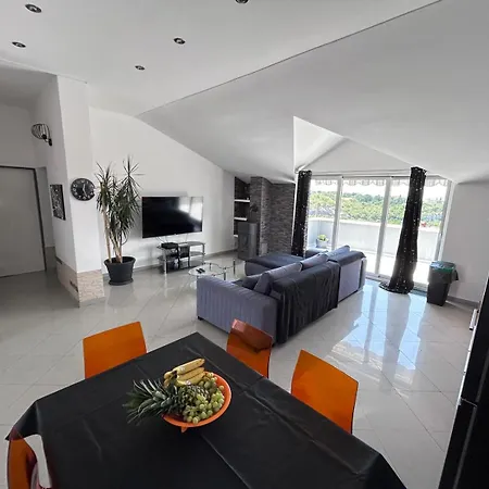 Prázdninový dům Lucas With Pool