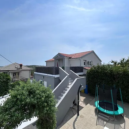 Lucas With Pool Buzdohanj