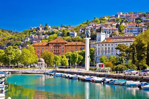 Lucas With Pool * Buzdohanj