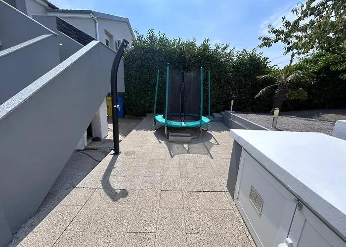 度假居 Lucas With Pool Buzdohanj